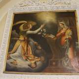 Ci spostiamo ora nella navata di destra, dove balzano subito all�occhio due dipinti. Il primo, cinquecentesco, raffigura l'Annunciazione...